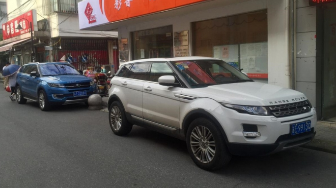 Falešný Range Rover zaparkovali v Číně vedle originálu, jsou skoro k nerozeznání