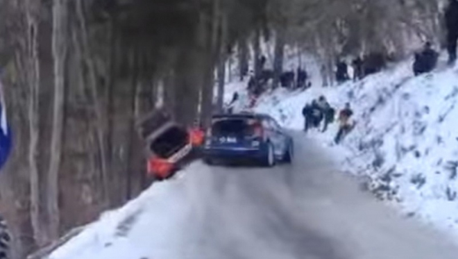 Robert Kubica havaroval snad nejpomaleji v historii rallye, kolega pak jeho autu „pomohl” do strže (videa)