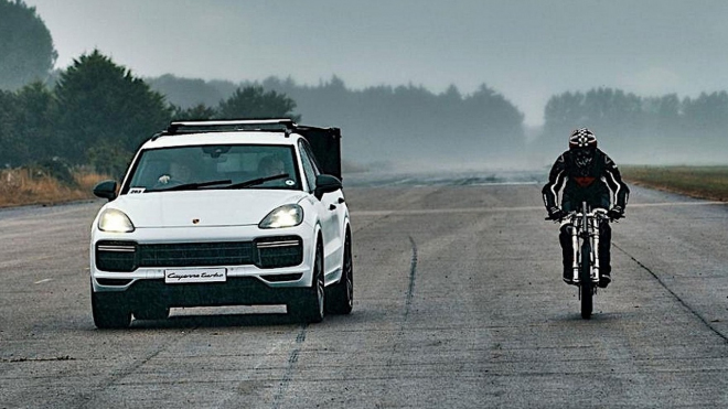 Na kole se dá jet rychle jako v Porsche. Pár bláznům už se ale takové pokusy vymstily