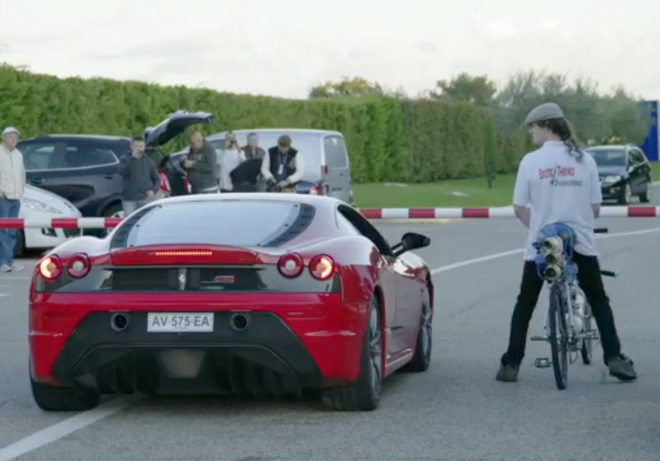 Ferrari F430 Scuderia vs. jízdní kolo ve sprintu: hádejte, kdo je tu bez šance (video)