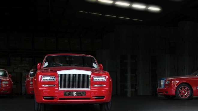 30 rudých Rolls-Royců čínského miliardáře chátrá v garážích. Projekt jeho hotelu jde ke dnu
