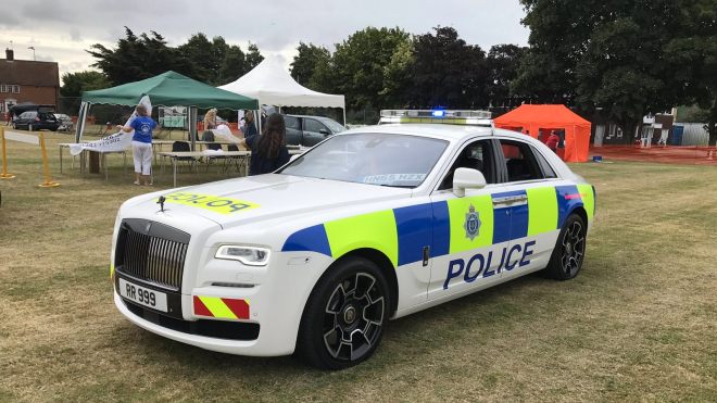 Policejní Rolls-Royce není žert, tento opravdu vznikl. Osud „české” i8 ho nestihl