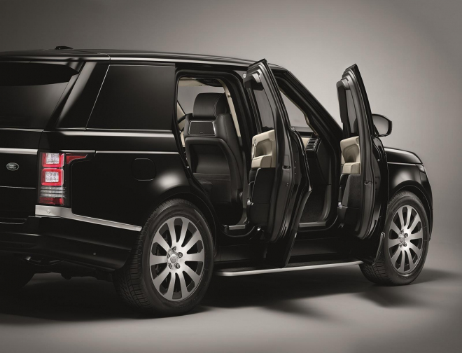 Range Rover Sentinel: pancéřovaná verze odolá i 15 kilům TNT