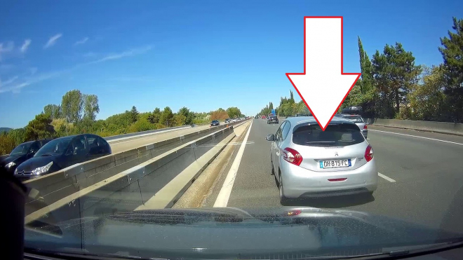 Řidič zastavil v levém pruhu dálnice za plného provozu. Důvod je nepochopitelný