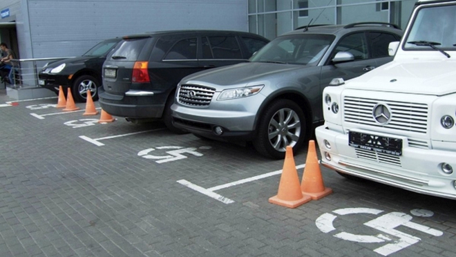 Takhle dnes v Rusku vypadají parkoviště pro invalidy. Zvrácená praxe má své důvody