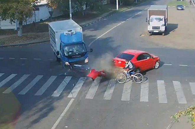 Ruský cyklista opakovaně přelstil smrt, nedostal jej ani neovladatelný náklaďák (video)
