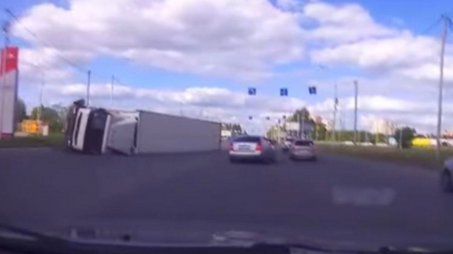 Řidič brilantním manévrem zabránil srážce s kamionem, který se na něj valil z protisměru