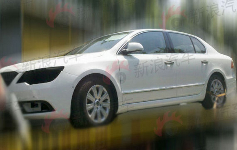 Skoda_Superb_2013_facelift_spy_01_800_600.jpg
