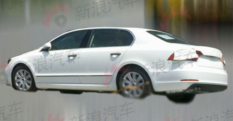 Skoda_Superb_2013_facelift_spy_02_800_600.jpg