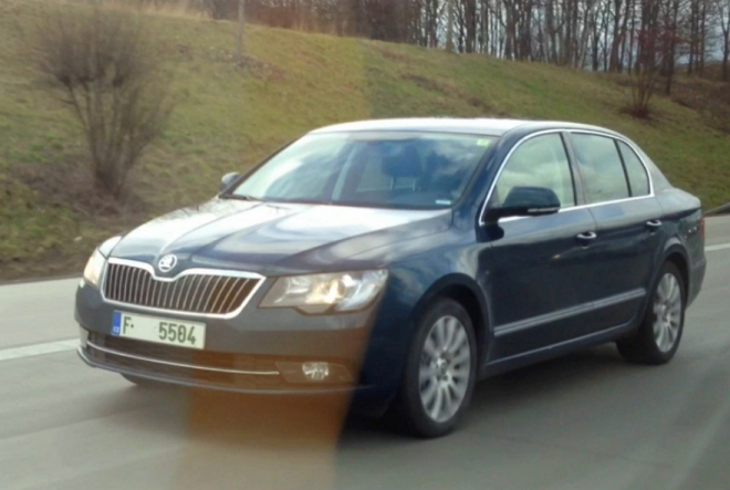 Škoda Superb 2013: facelift bez maskování poprvé v provozu