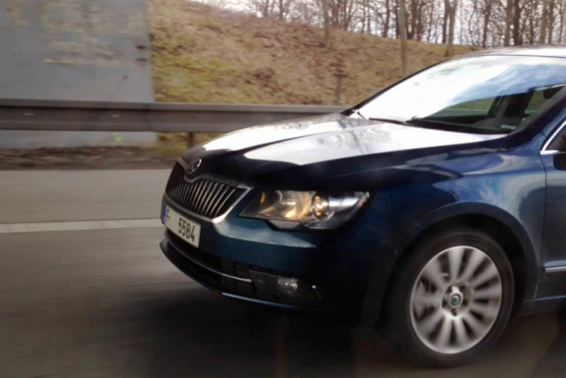 Skoda_Superb_2013_facelift_video_screens_02_800_600.jpg