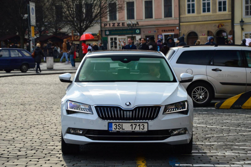 Skoda_Superb_2015_zive_foto_Praha_01_800