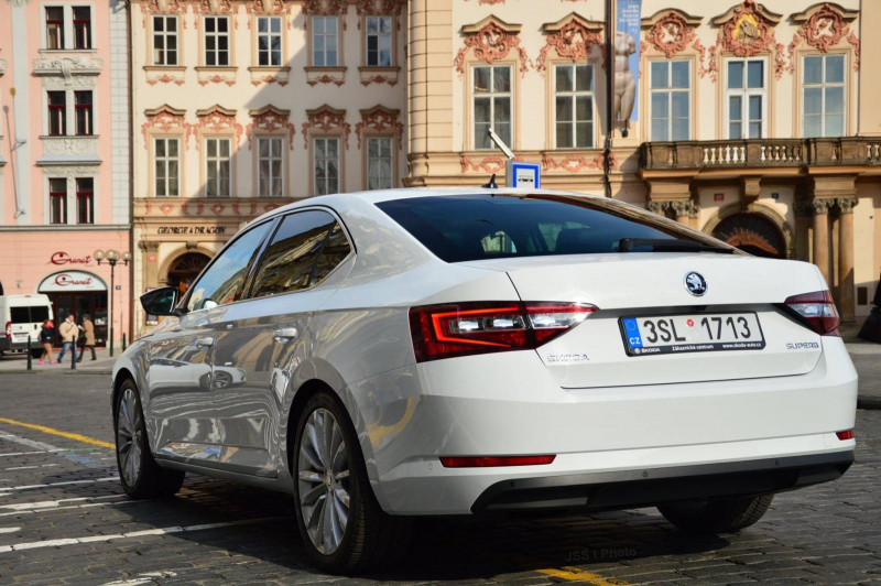 Skoda_Superb_2015_zive_foto_Praha_03_800