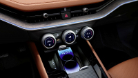 Fyzická tlačítka v interiérech aut byla označena za bezpečnostní prvek, výrobci budou nuceni je zachovat