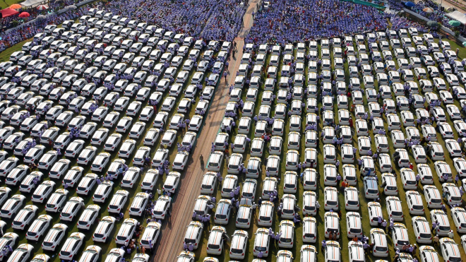 Nesnášíte svého šéfa? Tento rozdal zaměstnancům 600 úplně nových aut