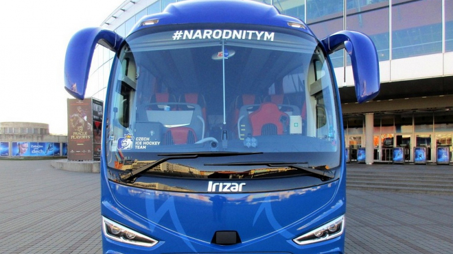 České hokejové reprezentanty vozí nový autobus se znakem podobným české státnosti