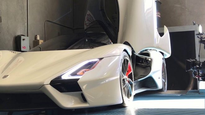 První sériové auto, které má překonat 500 km/h, se předvedlo na brzdě i na silnici