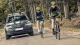 Řidič SUV se dostal do konfliktu s cyklisty jedoucími po silnici. Přišel křik, mlácení do auta, pak vyšla rána z pistole
