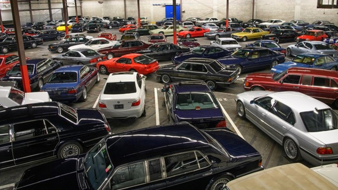 Někdo složil neobvyklou sbírku více než 140 aut z posledních dekád. Teď ji celou prodává