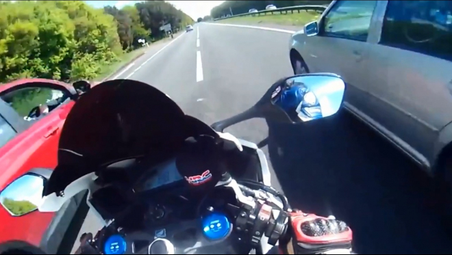 Natočil se při rychlé jízdě na motorce, dostal 2 roky natvrdo