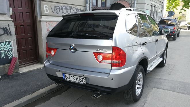 Vzácný čínský klon původního BMW X5 nafocen v Evropě, i po 14 letech dál jezdí