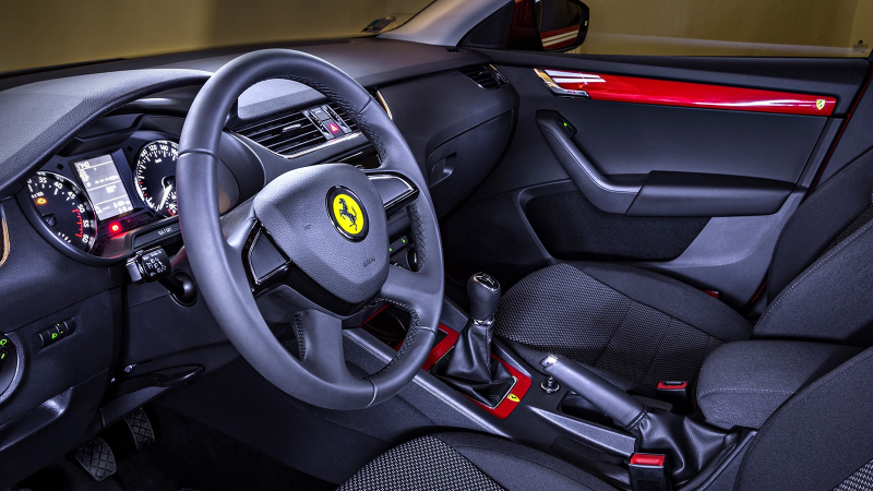 Škoda Octavia Combi Ferrari: Neprehliadnuteľný lapač pohľadov za zlomok ceny!