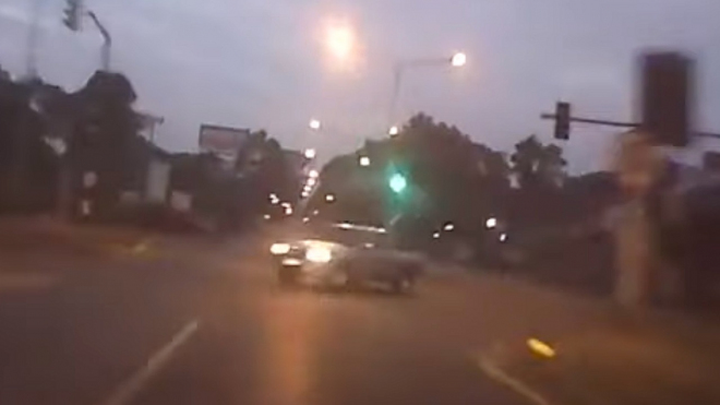 Pohotový řidič se fantastickým manévrem vyhnul jisté čelní srážce s protijedoucím