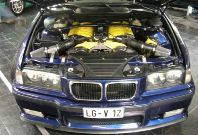 Takhle se montuje motor V12 do BMW 3: stavba od A do Z