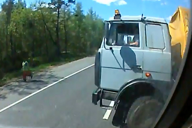 Srážka titánů: v Rusku do sebe narazily dva kamiony (video)