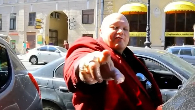 Bojovníci za lepší parkování umravňovali obřího Rusa, poznali sílu jeho zubů (video)