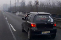 Polák dotáhl přetahování o jízdní pruh mezi řidiči k dokonalosti, pistolí (video)