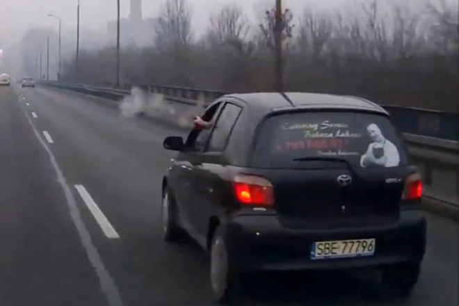 Polák dotáhl přetahování o jízdní pruh mezi řidiči k dokonalosti, pistolí (video)