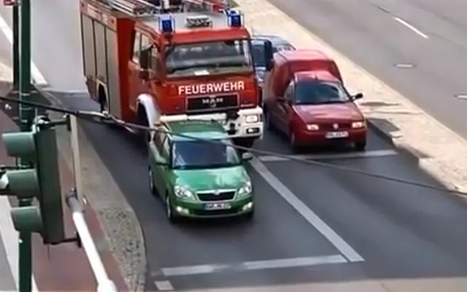 Řidič Škody Fabia nedá kůži lacino, tenhle neuhnul o píď ani před hasiči (video)