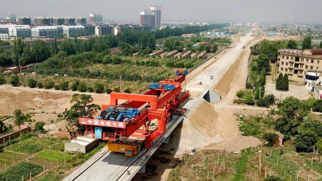 Obří stroje v Číně bleskově staví tratě pro vysokorychlostní vlaky, rostou před očima