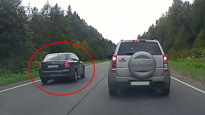 Řidič Škody Octavia vám v kotrmelcích ukáže, proč kolonu aut předjíždět vždy opatrně (video)