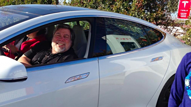 Zakladatel Applu říká, že kolem Tesly je moc humbuku, s technologiemi je pozadu