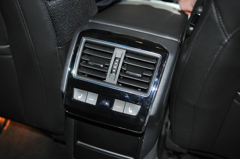 Skoda_Superb_III_2015_nova_zive_90_interier_zad_800_600.jpg
