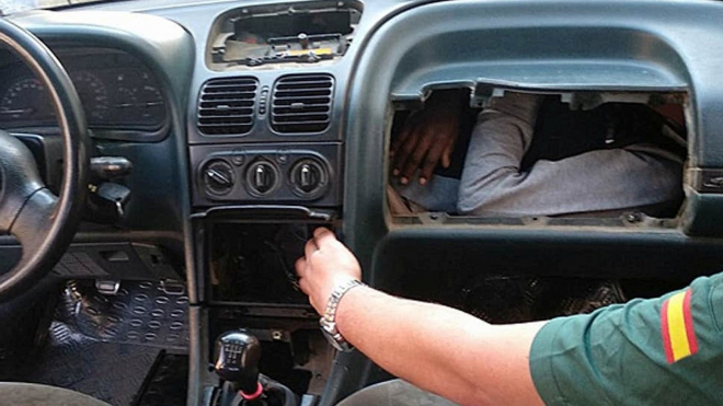 Španělská policie objevila další uprchlíky v autech, některé skrýše jsou vážně bizarní