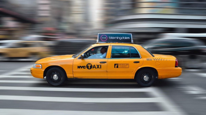 Taxikáři v New Yorku páchají sebevraždy ve velkém. Životy jim ničí to, co je mělo chránit