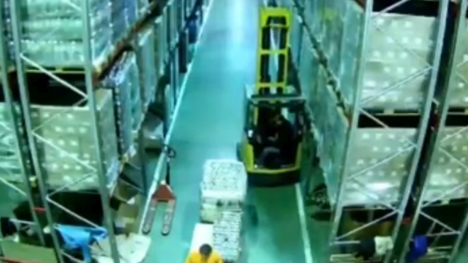 Nedaří se v práci? Může být i hůř, řidič jednou chybou zdemolovat celý sklad