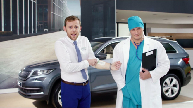 Škoda kopíruje sama sebe, v nové reklamě znovu zkouší nachytat zákazníky kyborg