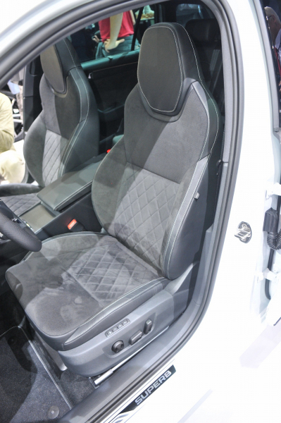 Skoda_Superb_Combi_SportLine_zive_VW_Nig