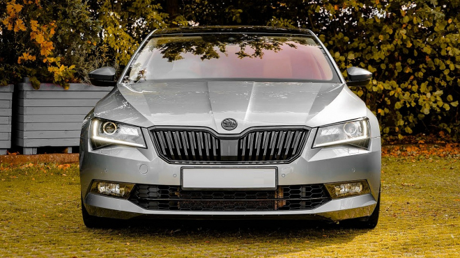 Nevinně šedá Škoda Superb s výkonem 568 koní pokoří i BMW M5. Může být vaše