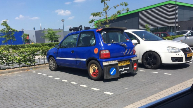 Takhle to dopadne, když někdo chce jezdit kamionem, svěří mu ale jen malé Suzuki