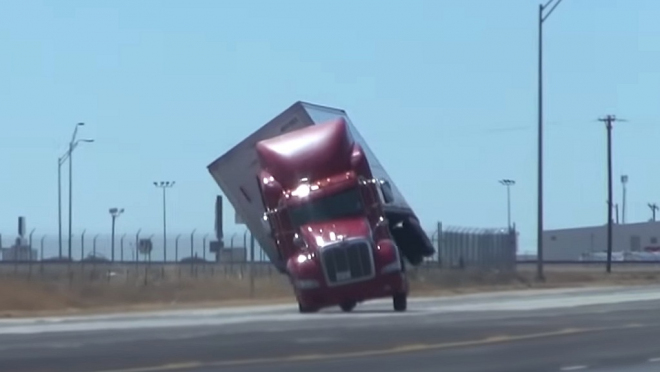 Současný silný vítr dokáže na silnici za jízdy převrátit na bok i těžký kamion