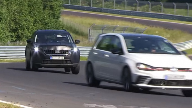 Podívejte se, jak Škoda Kodiaq brousí asfalt Norschleife, i po boku Golfu GTI