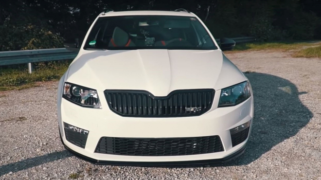 Tato bílá Škoda Octavia vypadá nenápadně, pod kapotou ale skrývá velké překvapení