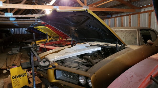 Muž 50 let dával dohromady sbírku 93 zajímavých aut, teď se ji celé zbavuje