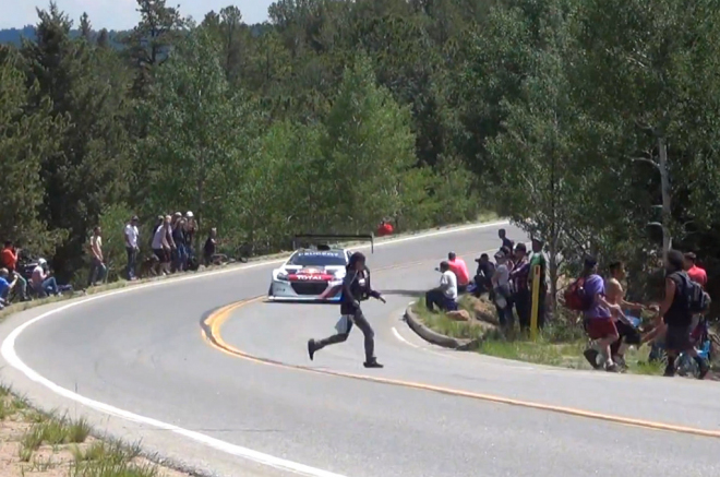 Loebův rekord (a svůj život) na Pikes Peak 2013 málem zmařili idioti (video)