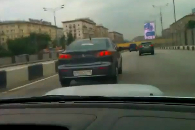 Jeden z důvodů, proč není dobré nahánět ve městě autem motorku (video)